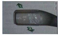 Rys. 43 Dźwignia kierunkowskazów i zmiany świateł: Włączanie/wyłączanie asystenta świateł drogowych