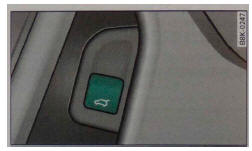 Rys. 32 Drzwi kierowcy: odblokowanie pokrywy bagażnika