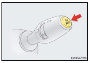 Przełączanie pomiędzy wycieraczkami przedniej szyby z regulowanym trybem pracy przerywanej i wycieraczkami przedniej szyby z czujnikiem kropli deszczu (wersje z wycieraczkami przedniej szyby z czujnikiem kropli deszczu)